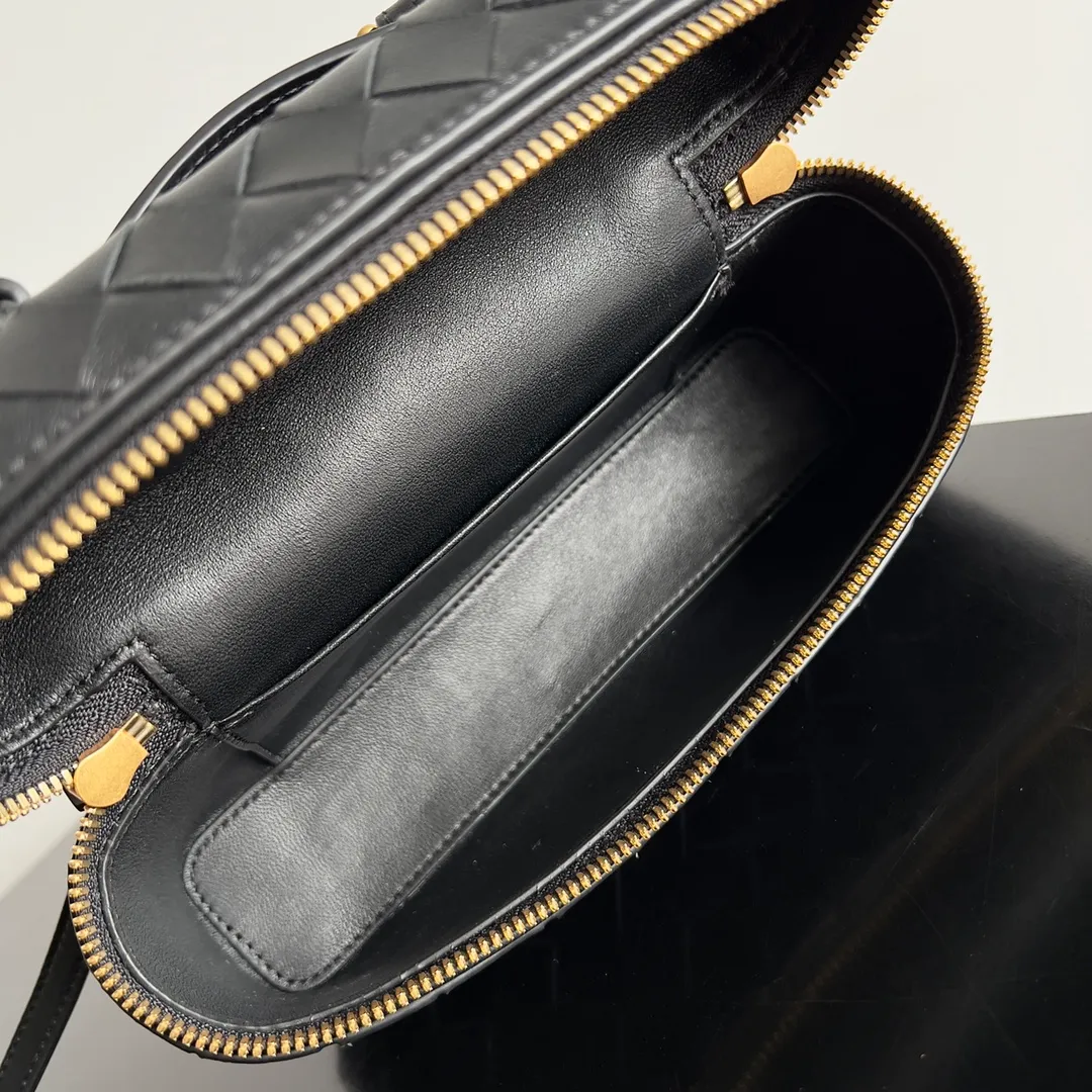 Batch 1360 Bottega Veneta 24 spring and summer woven zipper crossbody bag. A crossbody bag that can be used as a cosmetic bag. The exquisite weaving and compact body are an indispensable accessory for the upcoming summer. The double zipper also better protects the bag. It has a large capacity. If you like it, don’t miss it. Style number: 789109 Size: 22*12.5*5cm